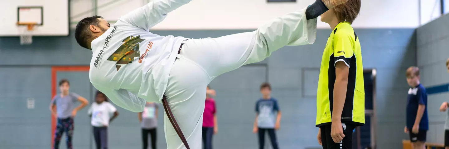 Eine Capoeira-Gruppe trainiert 