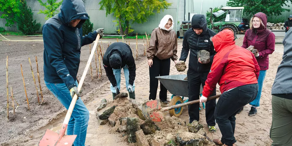 Die Azubis der Schwabe-Gruppe legen ein Sandarium für Wildbienen an.
