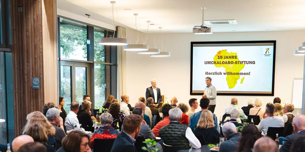 Olaf Schwabe begrüßt die Gäste beim Jubiläumsabend der Umckaloabo-Stiftung 2025