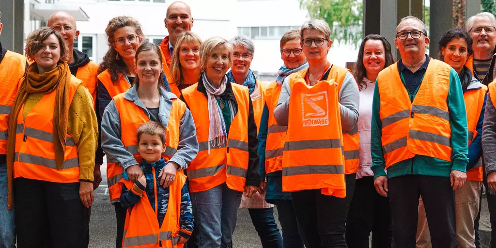 Schwabe-Mitarbeitende beim Gruppenfoto nach dem Schwabe-Cleanup