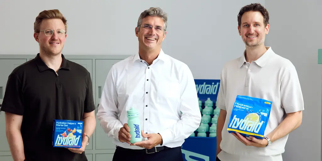 Fabian Winter, Olaf Schwabe und Dr. med. Dominik Winter mit Produkten von Hydraid