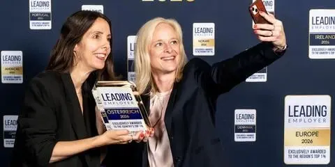 Kristina Tinnacher und Daniela Vysek (HR) bei der Verleihung der Leading Employers Awards 2026.