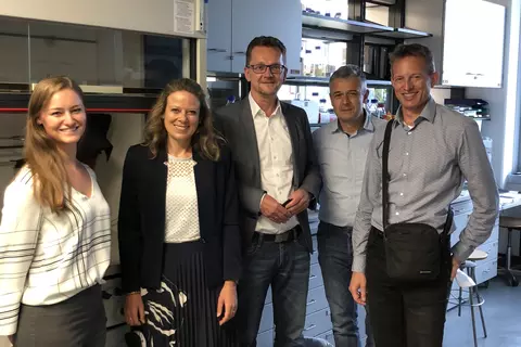Patricia Frei, Dr. Simone Moser, Dr. Dirk Bredenbröker, Andreas Rastetter und Dr. Martin Lehner freuen sich über die Kooperation der LMU München und der Schwabe-Gruppe.