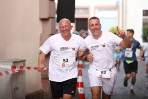 Die Schwabe-Mitarbeiter Marco Gindner und Achim Föll beim Turmberglauf 2023