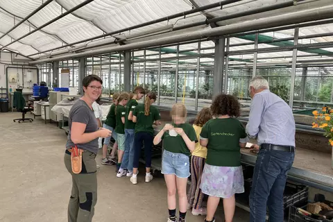 Europa-Minigärtner verpacken bei einer Mitmachaktion Ringelblumensamen auf der Terra Medica