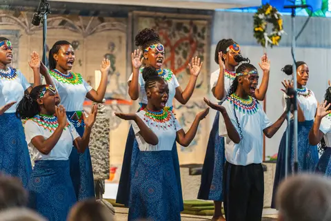 Der Masifunde Youth Choir aus Südafrika beim Auftritt in Karlsruhe auf Einladung der Umckaloabo-Stiftung