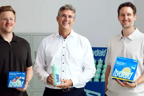 Fabian Winter, Olaf Schwabe und Dr. med. Dominik Winter mit Produkten von Hydraid