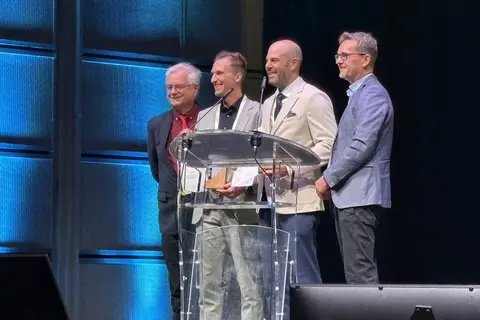 Dr. Dirk Bredenbröker zeichnet Paul Spagnuolo und Dr. Lorenz Waltl mit dem Dr. Willmar Schwabe Award beziehungsweise mit dem Dr. Willmar Schwabe Young Talent Prize aus.