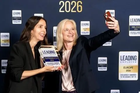 Kristina Tinnacher und Daniela Vysek (HR) bei der Verleihung der Leading Employers Awards 2026.