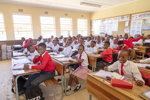 Die von der Schwabe-Gruppe gegründete Umckaloabo-Stiftung fördert Bildungsprojekte für Kinder in Afrika, zum Beispiel diese Grundschule in Whittlesea, Südafrika.