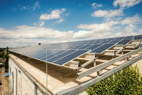 Mit einer Photovoltaikanlage auf einer Lagerhalle produziert die Schwabe-Gruppe eigenen Strom.