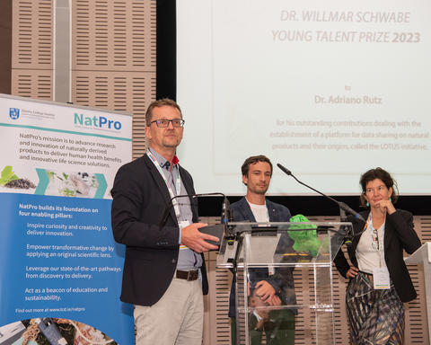 Dr. Dirk Bredenbröker, Dr. Antonio Rutz und Dr. Judith Rollinger während der Verleihung des Dr. Willmar Schwabe Young Talent Prize in Dublin