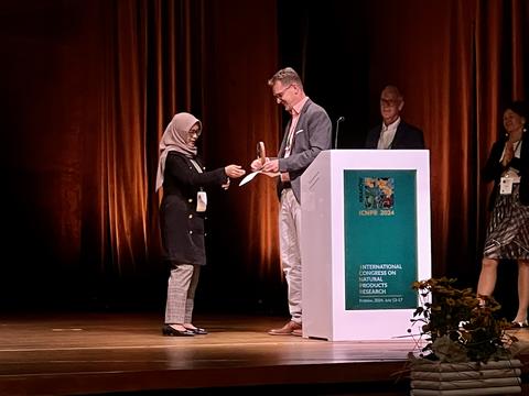 Dr. Dirk Bredenbröker übergibt Dr. Sri Fatmawati den Dr. Willmar Schwabe Award. 