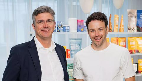 Olaf Schwabe, CEO der Schwabe-Gruppe, und Fabian Foelsch, Gründer von Braineffect, bei der Übernahme der Mehrheit an Braineffect durch die Schwabe-Gruppe