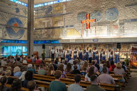 Der Masifunde Youth Choir aus Südafrika beim Auftritt in Karlsruhe auf Einladung der Umckaloabo-Stiftung