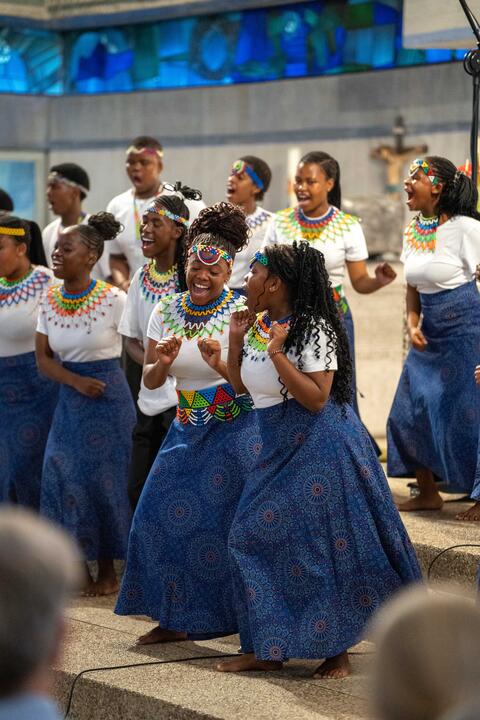 Der Masifunde Youth Choir aus Südafrika beim Auftritt in Karlsruhe auf Einladung der Umckaloabo-Stiftung