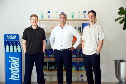 Fabian Winter, Olaf Schwabe und Dr. med. Dominik Winter mit Produkten von Hydraid