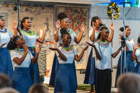 Der Masifunde Youth Choir aus Südafrika beim Auftritt in Karlsruhe auf Einladung der Umckaloabo-Stiftung