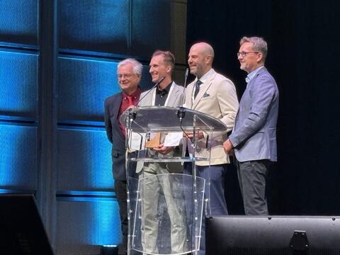 Dr. Dirk Bredenbröker zeichnet Paul Spagnuolo und Dr. Lorenz Waltl mit dem Dr. Willmar Schwabe Award beziehungsweise mit dem Dr. Willmar Schwabe Young Talent Prize aus.
