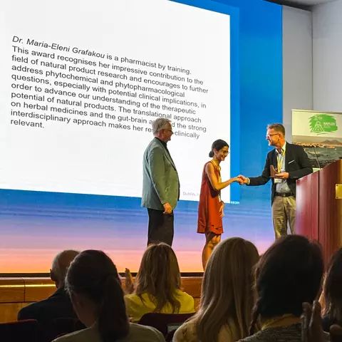 Dr. Dirk Bredenbröker, VP R&D of the Schwabe Group, presents the Dr. Willmar Schwabe Young Talent Prize to Dr. Maria-Eleni Grafakoui.