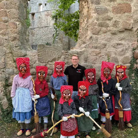 Ein Schwabe-Mitarbeiter mit Kindern der Bühler Hexenzunft