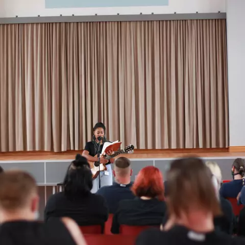 Die Sängerin Diana Ezerex bei einem "Kultur-für-alle"-Konzert in einer JVA.