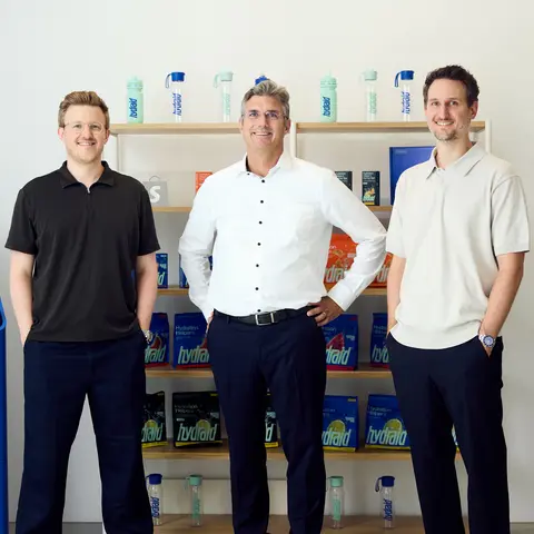 Fabian Winter, Olaf Schwabe und Dr. med. Dominik Winter mit Produkten von Hydraid