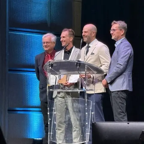 Dr. Dirk Bredenbröker zeichnet Paul Spagnuolo und Dr. Lorenz Waltl mit dem Dr. Willmar Schwabe Award beziehungsweise mit dem Dr. Willmar Schwabe Young Talent Prize aus.