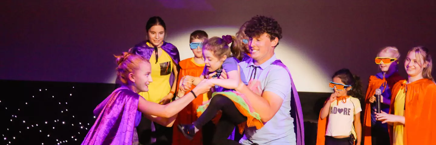 Kindertheatergruppe des Theatre Shed führen ein Stück auf
