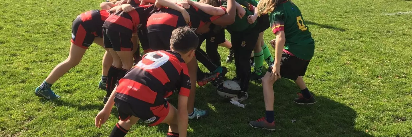Kinder starten ein Rugby-Match