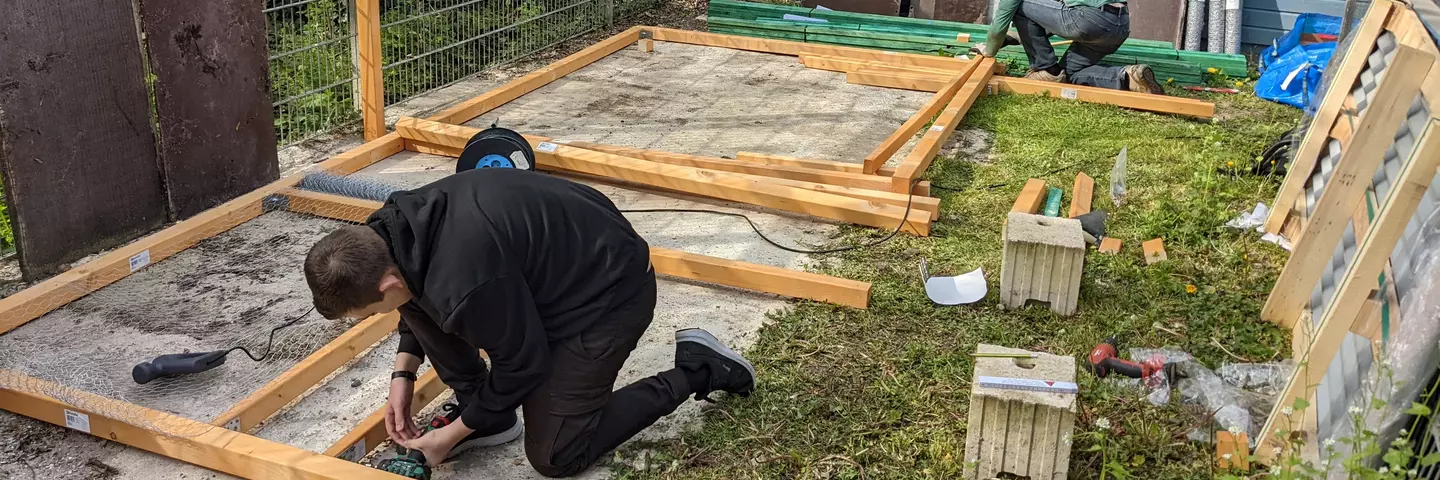 Freiwillige bauen eine Voliere für verletzte Vögel