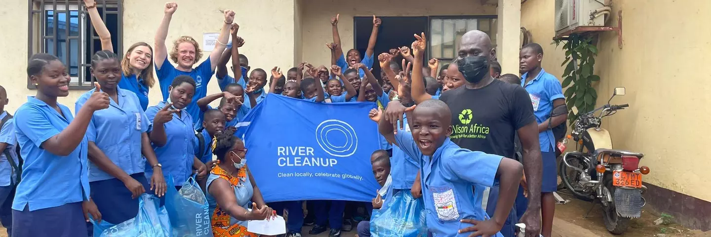 Teilnehmer des River Cleanup in Kamerun zeigen das Ergebnis der Müllsammelaktion