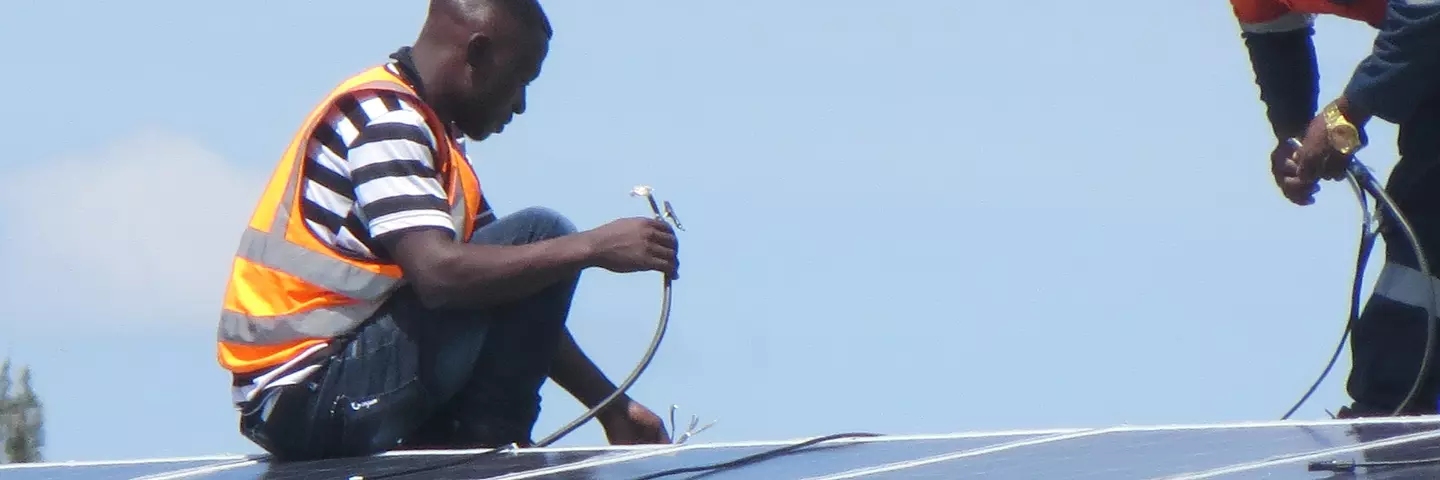 Auszubildende montieren ein Solardach in Sambia