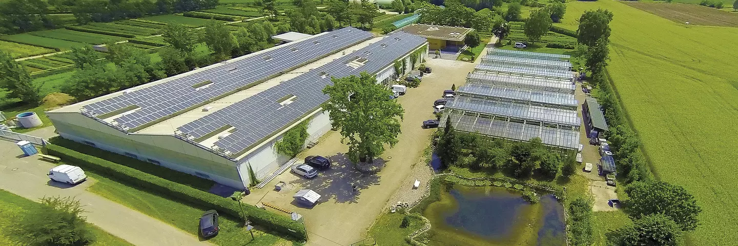 Die Luftaufnahme der Terra Medica zeigt Gewächshäuser, Drogenlager, Besucherzentrum und Beete
