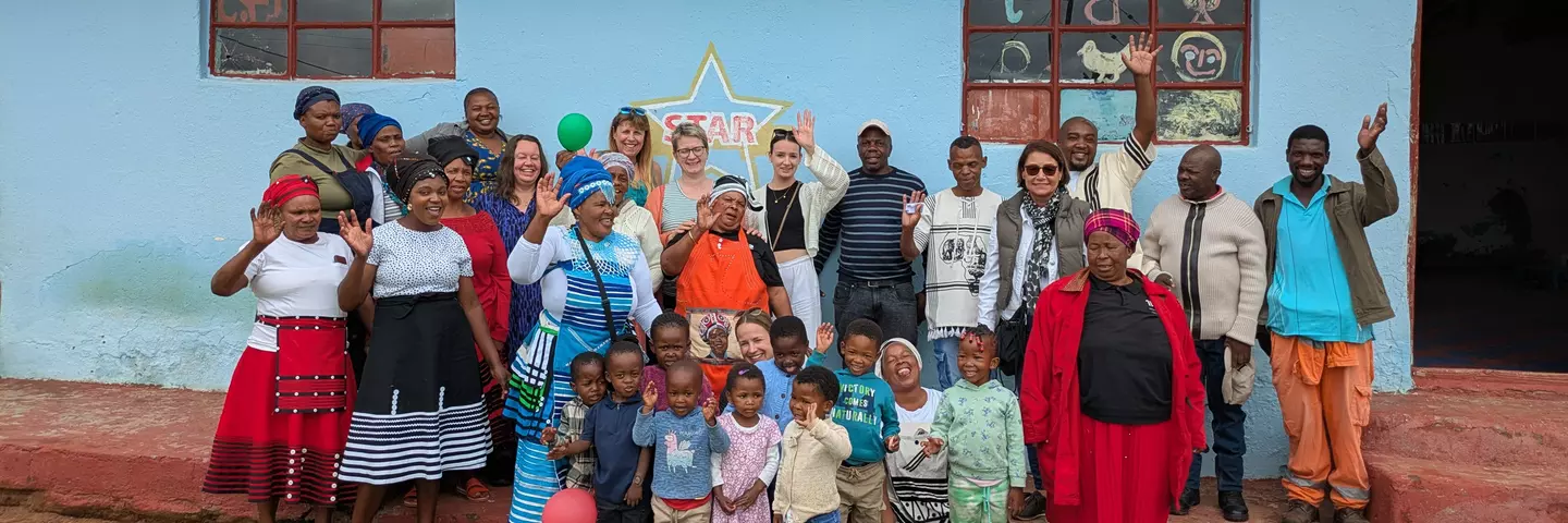 Schwabe-Mitarbeitende zu Besuch in einer Kita in Südafrika