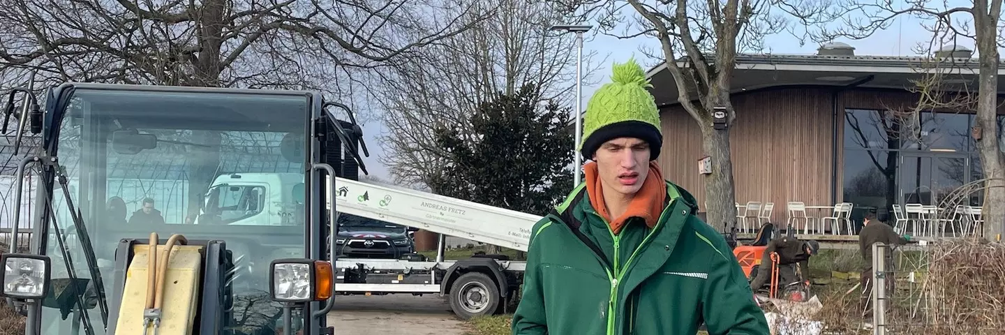 Ein junger Mann mit Autismus findet auf der Terra Medica eine tagesstrukturierende Tätigkeit