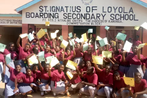 Erster Abschlussjahrgang der St. Ignatius-Sekundarschule Malawi