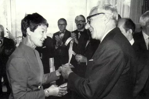 Loki Schmidt überreicht Dr. Wolfgang Schwabe die "Silberpflanze", 1979.