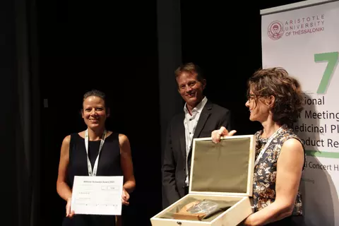 Die Preiseverleihung des Dr. Willmar Schwabe Awards 2022 mit der Gewinnerin Dr. Simone Moser und den Laudatoren Dr. Martin Lehner und Prof. Dr. Judith Rollinger.