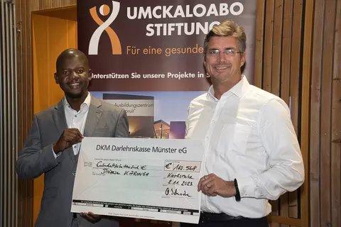 Olaf Schwabe überreicht Mwawi Shaba, Projektverantwortlicher für die St.-Steven's-Schule in Malawi, den Spendenscheck der Africa Runners.