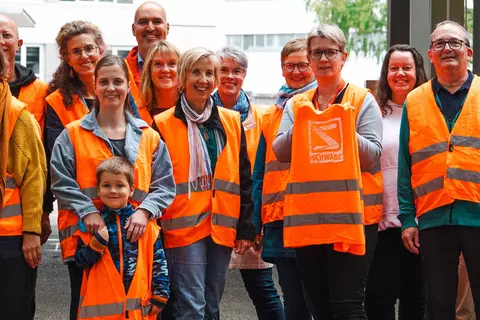 Schwabe-Mitarbeitende beim Gruppenfoto nach dem Schwabe-Cleanup