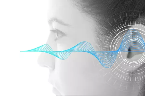 Schallwellen am Ohr einer Frau