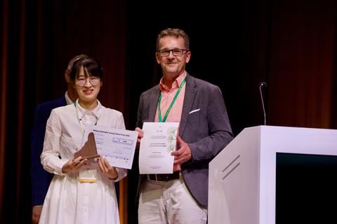 Dr. Cherry Lifeng Li and Dr. Dirk Bredenbröker with the Dr. Willmar Schwabe Young Talent Prize