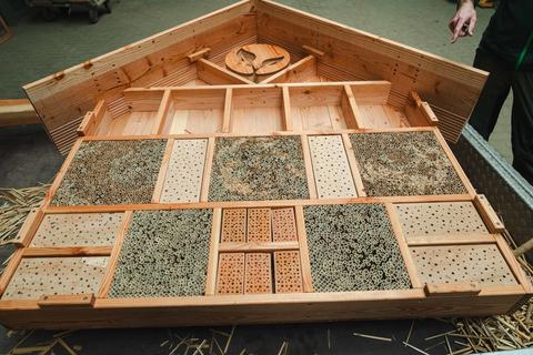 Die Azubis der Schwabe-Gruppe haben das Bienenhotel, ein Beitrag für mehr Artenvielfalt, fast fertiggestellt.
