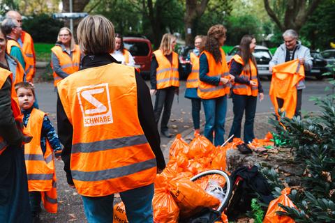 Schwabe-Mitarbeitende beim jährlichen Schwabe Cleanup