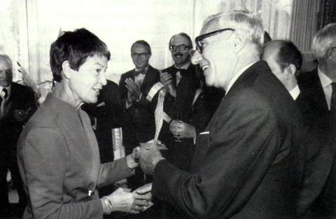 1979 überreicht Loki Schmidt, die damalige Kanzlergattin, Wolfgang Schwabe die Silberpflanze als Auszeichnung für Artenvielfalt im Arzneipflanzenanbau in Staffort.