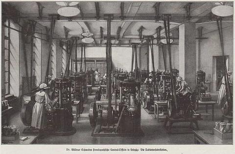 Historische Aufnahme der Tablettenherstellung bei Schwabe