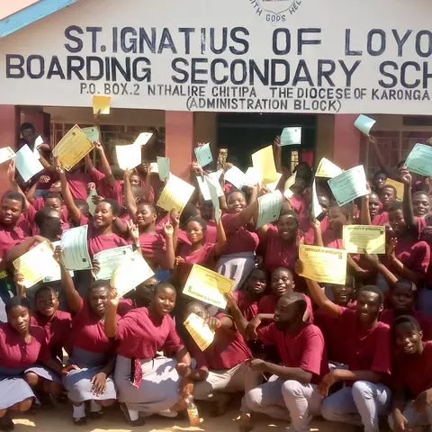 Erster Abschlussjahrgang der St. Ignatius-Sekundarschule Malawi
