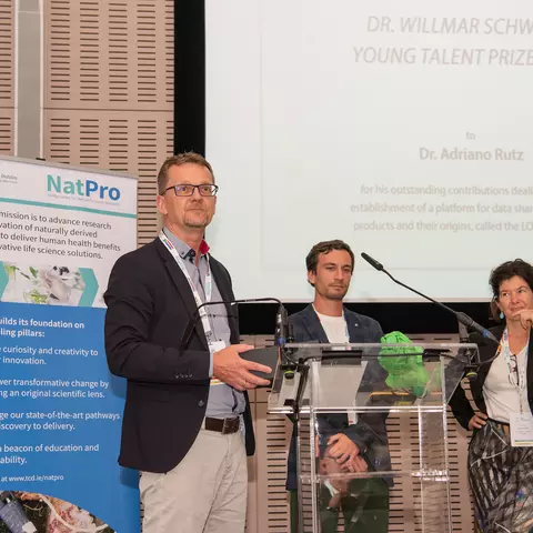 Dr. Dirk Bredenbröker, Dr. Antonio Rutz und Dr. Judith Rollinger während der Verleihung des Dr. Willmar Schwabe Young Talent Prize in Dublin
