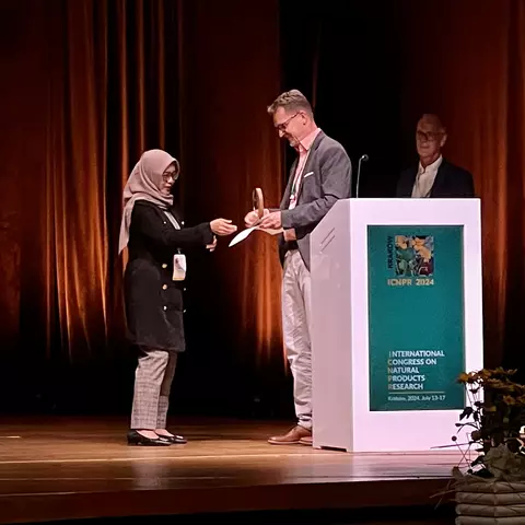 Dr. Dirk Bredenbröker übergibt Dr. Sri Fatmawati den Dr. Willmar Schwabe Award. 
